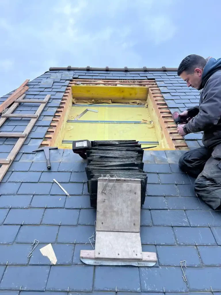 couvreur-création-velux-toiture-ardoise
